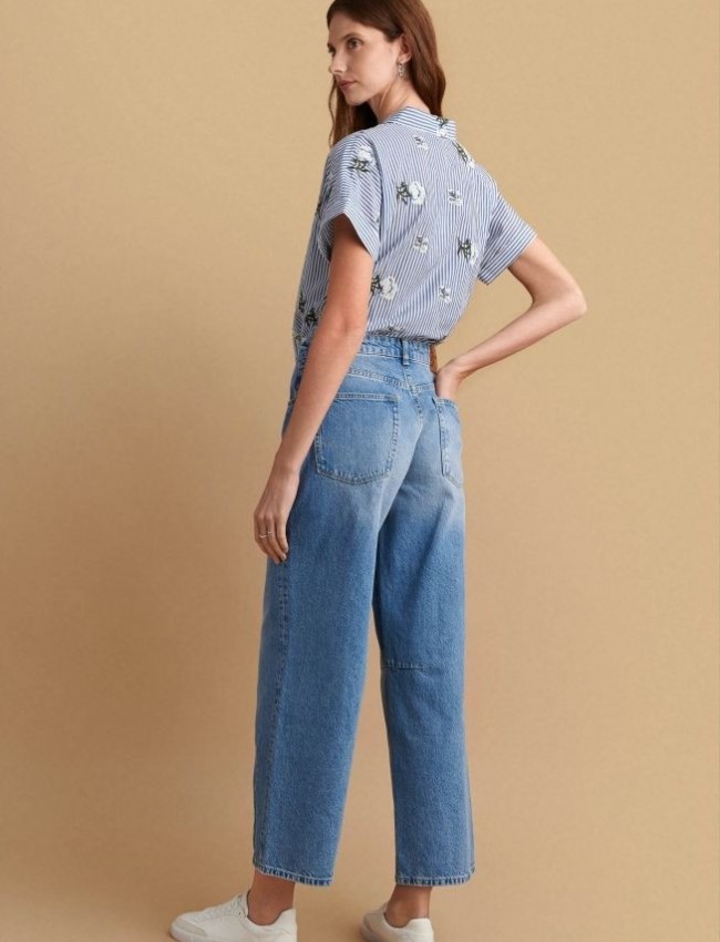 Blue jean ψηλόμεσο παντελόνι, σε barrel-fit γραμμή, με τετράγωνες τσέπες πίσω και κλείσιμο με κουμπί και κρυφό φερμουάρ μπροστά Attrattivo 