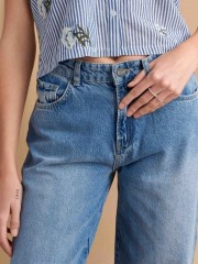 Blue jean ψηλόμεσο παντελόνι, σε barrel-fit γραμμή, με τετράγωνες τσέπες πίσω και κλείσιμο με κουμπί και κρυφό φερμουάρ μπροστά Attrattivo 