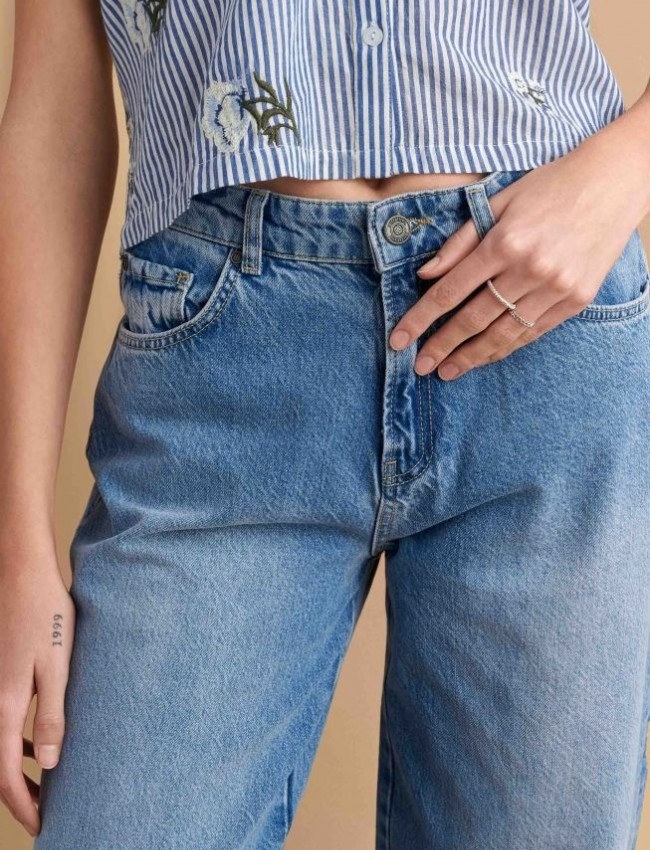 Blue jean ψηλόμεσο παντελόνι, σε barrel-fit γραμμή, με τετράγωνες τσέπες πίσω και κλείσιμο με κουμπί και κρυφό φερμουάρ μπροστά Attrattivo 
