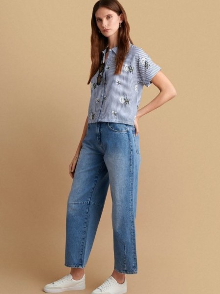 Blue jean ψηλόμεσο παντελόνι, σε barrel-fit γραμμή, με τετράγωνες τσέπες πίσω και κλείσιμο με κουμπί και κρυφό φερμουάρ μπροστά Attrattivo 
