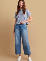 Blue jean ψηλόμεσο παντελόνι, σε barrel-fit γραμμή, με τετράγωνες τσέπες πίσω και κλείσιμο με κουμπί και κρυφό φερμουάρ μπροστά Attrattivo 