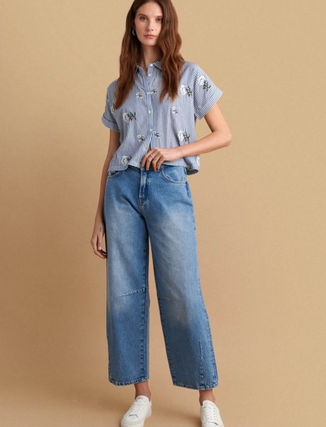Blue jean ψηλόμεσο παντελόνι, σε barrel-fit γραμμή, με τετράγωνες τσέπες πίσω και κλείσιμο με κουμπί και κρυφό φερμουάρ μπροστά Attrattivo 