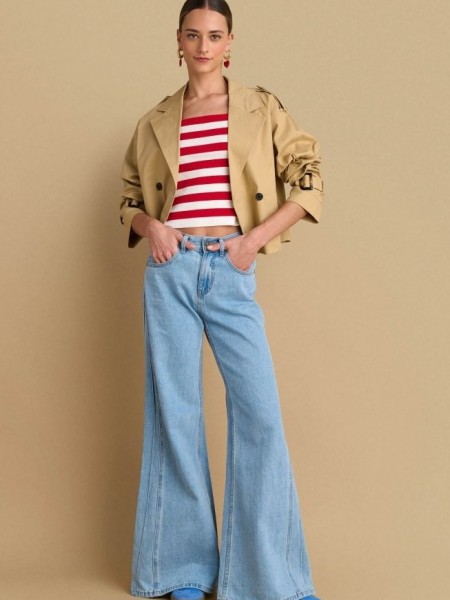 Blue jean ψηλόμεση wide-leg παντελόνα με διπλή ραφή στα πλαϊνά, τετράγωνες τσέπες πίσω και κλείσιμο με κουμπί και κρυφό φερμουάρ μπροστά Attrattivo