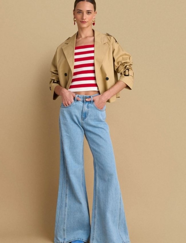 Blue jean ψηλόμεση wide-leg παντελόνα με διπλή ραφή στα πλαϊνά, τετράγωνες τσέπες πίσω και κλείσιμο με κουμπί και κρυφό φερμουάρ μπροστά Attrattivo