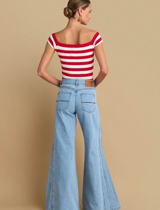 Blue jean ψηλόμεση wide-leg παντελόνα με διπλή ραφή στα πλαϊνά, τετράγωνες τσέπες πίσω και κλείσιμο με κουμπί και κρυφό φερμουάρ μπροστά Attrattivo