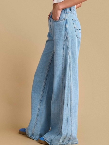 Blue jean ψηλόμεση wide-leg παντελόνα με διπλή ραφή στα πλαϊνά, τετράγωνες τσέπες πίσω και κλείσιμο με κουμπί και κρυφό φερμουάρ μπροστά Attrattivo