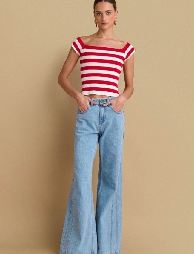 Blue jean ψηλόμεση wide-leg παντελόνα με διπλή ραφή στα πλαϊνά, τετράγωνες τσέπες πίσω και κλείσιμο με κουμπί και κρυφό φερμουάρ μπροστά Attrattivo