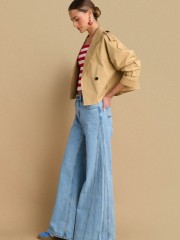 Blue jean ψηλόμεση wide-leg παντελόνα με διπλή ραφή στα πλαϊνά, τετράγωνες τσέπες πίσω και κλείσιμο με κουμπί και κρυφό φερμουάρ μπροστά Attrattivo