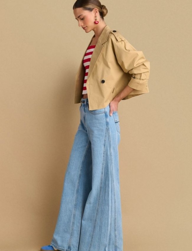Blue jean ψηλόμεση wide-leg παντελόνα με διπλή ραφή στα πλαϊνά, τετράγωνες τσέπες πίσω και κλείσιμο με κουμπί και κρυφό φερμουάρ μπροστά Attrattivo