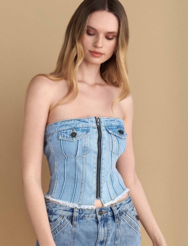 Light blue jean μπούστο strapless με λάστιχο στην πλάτη, ψεύτικα μπροστινά τσεπάκια και κλείσιμο με φερμουάρ μπροστά Atttrattivo