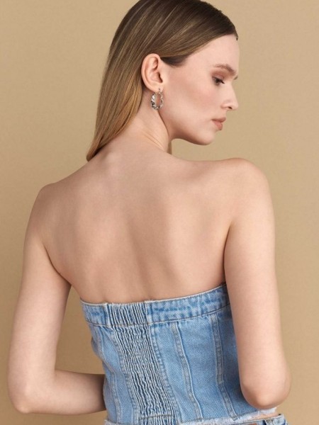 Light blue jean μπούστο strapless με λάστιχο στην πλάτη, ψεύτικα μπροστινά τσεπάκια και κλείσιμο με φερμουάρ μπροστά Atttrattivo