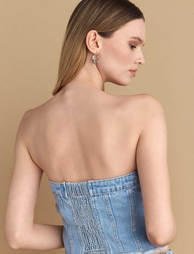Light blue jean μπούστο strapless με λάστιχο στην πλάτη, ψεύτικα μπροστινά τσεπάκια και κλείσιμο με φερμουάρ μπροστά Atttrattivo