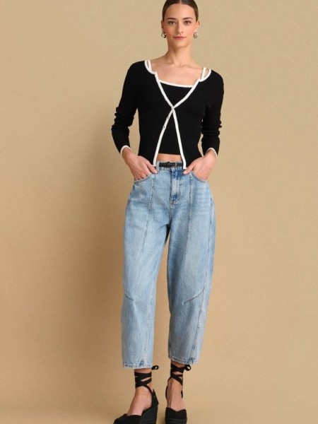 Blue jean ψηλόμεσο barrel fit παντελόνι, με διακοσμητικές ραφές, τετράγωνες τσέπες πίσω και κλείσιμο με κουμπί και κρυφό φερμουάρ μπροστά Attrattivo 