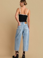 Blue jean ψηλόμεσο barrel fit παντελόνι, με διακοσμητικές ραφές, τετράγωνες τσέπες πίσω και κλείσιμο με κουμπί και κρυφό φερμουάρ μπροστά Attrattivo 