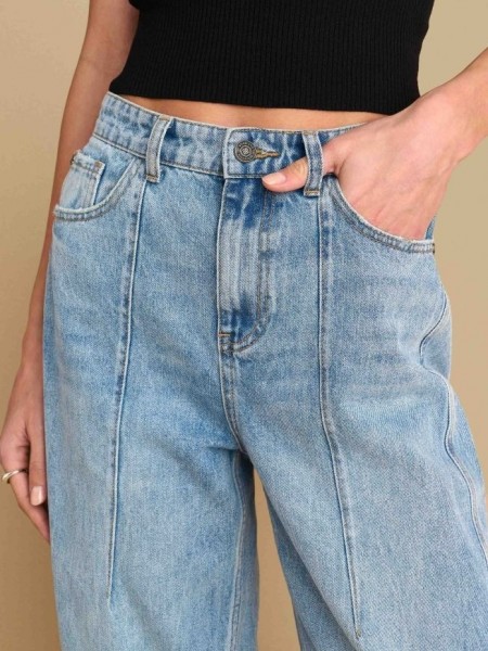 Blue jean ψηλόμεσο barrel fit παντελόνι, με διακοσμητικές ραφές, τετράγωνες τσέπες πίσω και κλείσιμο με κουμπί και κρυφό φερμουάρ μπροστά Attrattivo 