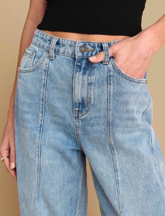 Blue jean ψηλόμεσο barrel fit παντελόνι, με διακοσμητικές ραφές, τετράγωνες τσέπες πίσω και κλείσιμο με κουμπί και κρυφό φερμουάρ μπροστά Attrattivo 