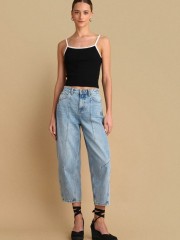 Blue jean ψηλόμεσο barrel fit παντελόνι, με διακοσμητικές ραφές, τετράγωνες τσέπες πίσω και κλείσιμο με κουμπί και κρυφό φερμουάρ μπροστά Attrattivo 