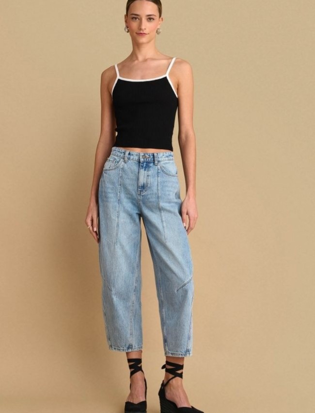Blue jean ψηλόμεσο barrel fit παντελόνι, με διακοσμητικές ραφές, τετράγωνες τσέπες πίσω και κλείσιμο με κουμπί και κρυφό φερμουάρ μπροστά Attrattivo 