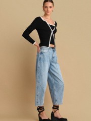 Blue jean ψηλόμεσο barrel fit παντελόνι, με διακοσμητικές ραφές, τετράγωνες τσέπες πίσω και κλείσιμο με κουμπί και κρυφό φερμουάρ μπροστά Attrattivo 
