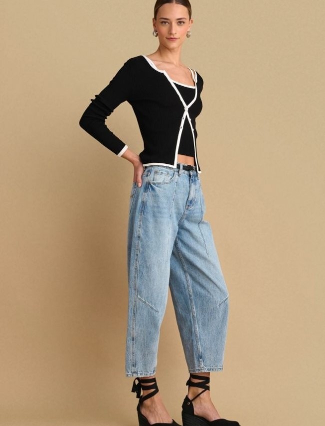 Blue jean ψηλόμεσο barrel fit παντελόνι, με διακοσμητικές ραφές, τετράγωνες τσέπες πίσω και κλείσιμο με κουμπί και κρυφό φερμουάρ μπροστά Attrattivo 