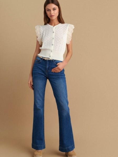 Blue jean ψηλόμεσο ελαστικό παντελόνι καμπάνα, σε flare γραμμή, με ταμπά γαζιά, τετράγωνες τσέπες πίσω και κλείσιμο με κουμπί και κρυφό φερμουάρ μπροστά Attrattivo 