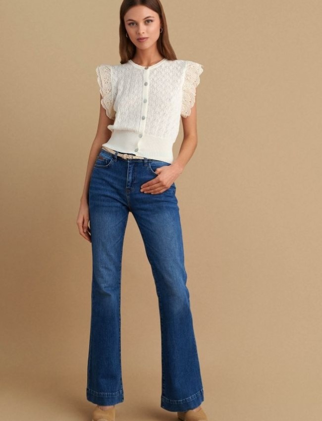 Blue jean ψηλόμεσο ελαστικό παντελόνι καμπάνα, σε flare γραμμή, με ταμπά γαζιά, τετράγωνες τσέπες πίσω και κλείσιμο με κουμπί και κρυφό φερμουάρ μπροστά Attrattivo 