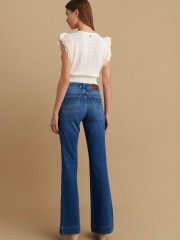 Blue jean ψηλόμεσο ελαστικό παντελόνι καμπάνα, σε flare γραμμή, με ταμπά γαζιά, τετράγωνες τσέπες πίσω και κλείσιμο με κουμπί και κρυφό φερμουάρ μπροστά Attrattivo 