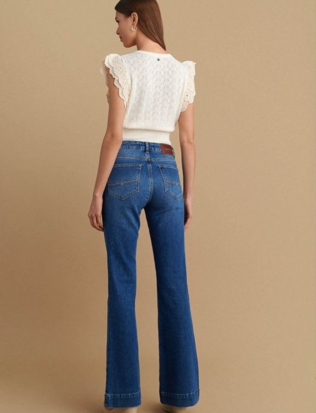 Blue jean ψηλόμεσο ελαστικό παντελόνι καμπάνα, σε flare γραμμή, με ταμπά γαζιά, τετράγωνες τσέπες πίσω και κλείσιμο με κουμπί και κρυφό φερμουάρ μπροστά Attrattivo 