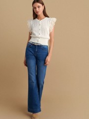 Blue jean ψηλόμεσο ελαστικό παντελόνι καμπάνα, σε flare γραμμή, με ταμπά γαζιά, τετράγωνες τσέπες πίσω και κλείσιμο με κουμπί και κρυφό φερμουάρ μπροστά Attrattivo 