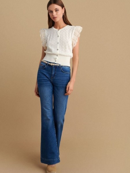 Blue jean ψηλόμεσο ελαστικό παντελόνι καμπάνα, σε flare γραμμή, με ταμπά γαζιά, τετράγωνες τσέπες πίσω και κλείσιμο με κουμπί και κρυφό φερμουάρ μπροστά Attrattivo 