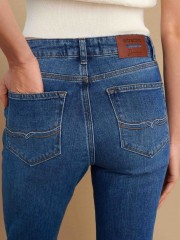 Blue jean ψηλόμεσο ελαστικό παντελόνι καμπάνα, σε flare γραμμή, με ταμπά γαζιά, τετράγωνες τσέπες πίσω και κλείσιμο με κουμπί και κρυφό φερμουάρ μπροστά Attrattivo 