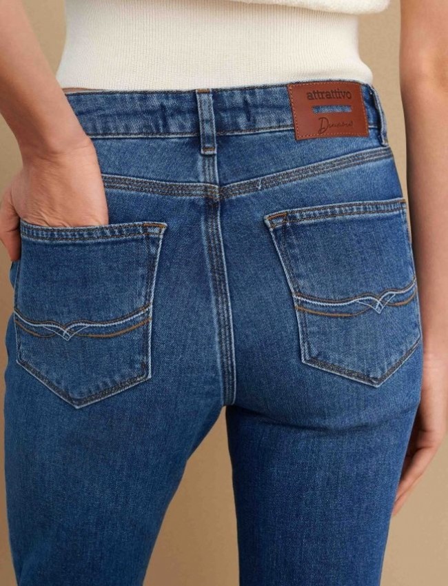 Blue jean ψηλόμεσο ελαστικό παντελόνι καμπάνα, σε flare γραμμή, με ταμπά γαζιά, τετράγωνες τσέπες πίσω και κλείσιμο με κουμπί και κρυφό φερμουάρ μπροστά Attrattivo 