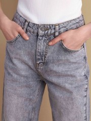 Γκρι jean ψηλόμεσο παντελόνι, σε carrot- it γραμμή, με τετράγωνες τσέπες πίσω, ξέφτια στο τελείωμα στον ποδόγυρο και κλείσιμο με κουμπί και κρυφό φερμουάρ μπροστά Attrattivo 