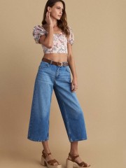 Blue jean ψηλόμεση ζιπ-κυλότ , straight fit, με ταμπά γαζιά, τετράγωνες τσέπες πίσω και κλείσιμο με κρυφό φερμουάρ και κουμπί μπροστά Attrattivo 