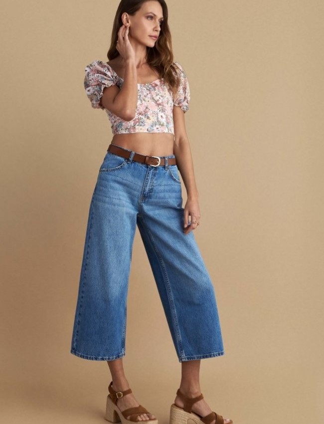 Blue jean ψηλόμεση ζιπ-κυλότ , straight fit, με ταμπά γαζιά, τετράγωνες τσέπες πίσω και κλείσιμο με κρυφό φερμουάρ και κουμπί μπροστά Attrattivo 