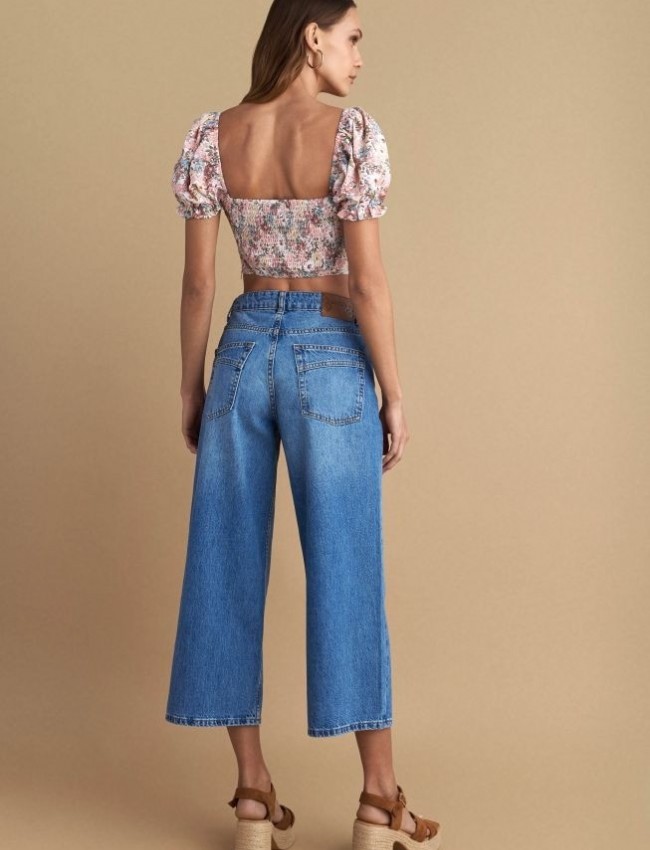 Blue jean ψηλόμεση ζιπ-κυλότ , straight fit, με ταμπά γαζιά, τετράγωνες τσέπες πίσω και κλείσιμο με κρυφό φερμουάρ και κουμπί μπροστά Attrattivo 