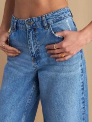 Blue jean ψηλόμεση ζιπ-κυλότ , straight fit, με ταμπά γαζιά, τετράγωνες τσέπες πίσω και κλείσιμο με κρυφό φερμουάρ και κουμπί μπροστά Attrattivo 