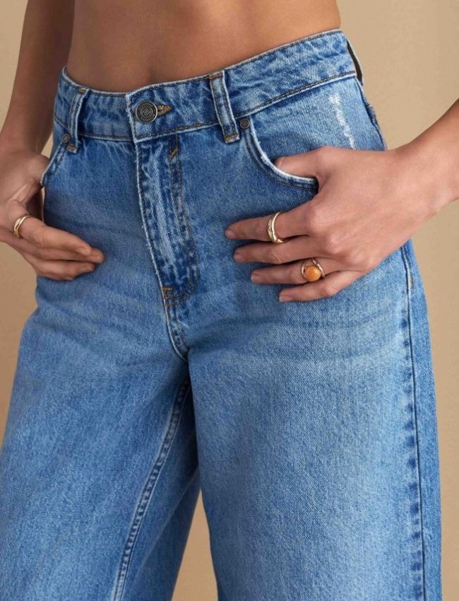 Blue jean ψηλόμεση ζιπ-κυλότ , straight fit, με ταμπά γαζιά, τετράγωνες τσέπες πίσω και κλείσιμο με κρυφό φερμουάρ και κουμπί μπροστά Attrattivo 