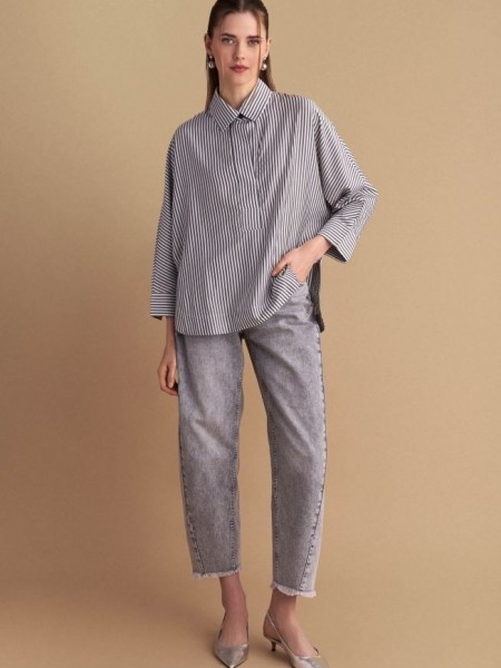 Ριγέ γκρι μακρυμάνικη μπλούζα, σε oversized γραμμή, με πέτο γιακά στην V-λαιμόκοψη, ρεγκλάν μανικοκόλληση, μικρή ασσυμετρία και στρογγυλεμένα πλαϊνά ανοίγματα Attrattivo 