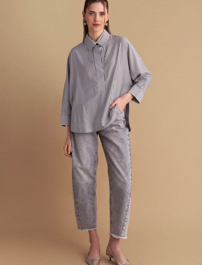 Ριγέ γκρι μακρυμάνικη μπλούζα, σε oversized γραμμή, με πέτο γιακά στην V-λαιμόκοψη, ρεγκλάν μανικοκόλληση, μικρή ασσυμετρία και στρογγυλεμένα πλαϊνά ανοίγματα Attrattivo 