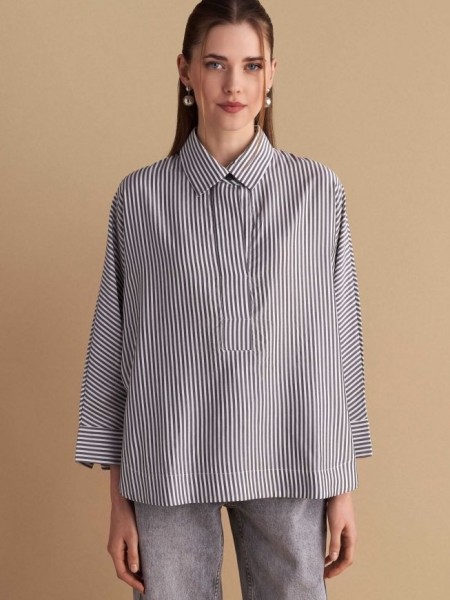 Ριγέ γκρι μακρυμάνικη μπλούζα, σε oversized γραμμή, με πέτο γιακά στην V-λαιμόκοψη, ρεγκλάν μανικοκόλληση, μικρή ασσυμετρία και στρογγυλεμένα πλαϊνά ανοίγματα Attrattivo 