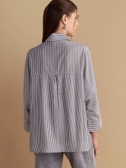 Ριγέ γκρι μακρυμάνικη μπλούζα, σε oversized γραμμή, με πέτο γιακά στην V-λαιμόκοψη, ρεγκλάν μανικοκόλληση, μικρή ασσυμετρία και στρογγυλεμένα πλαϊνά ανοίγματα Attrattivo 