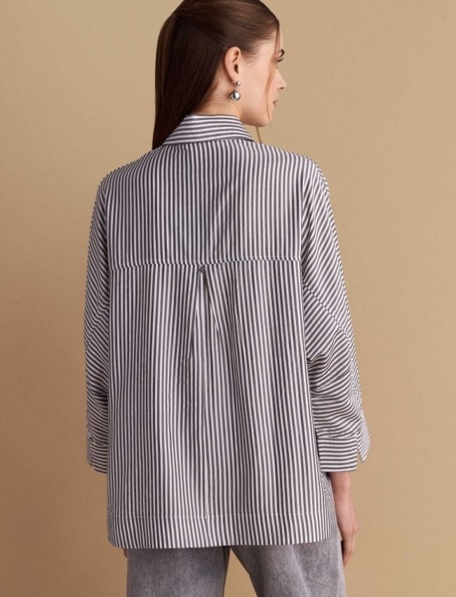 Ριγέ γκρι μακρυμάνικη μπλούζα, σε oversized γραμμή, με πέτο γιακά στην V-λαιμόκοψη, ρεγκλάν μανικοκόλληση, μικρή ασσυμετρία και στρογγυλεμένα πλαϊνά ανοίγματα Attrattivo 