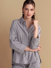 Ριγέ γκρι μακρυμάνικη μπλούζα, σε oversized γραμμή, με πέτο γιακά στην V-λαιμόκοψη, ρεγκλάν μανικοκόλληση, μικρή ασσυμετρία και στρογγυλεμένα πλαϊνά ανοίγματα Attrattivo 