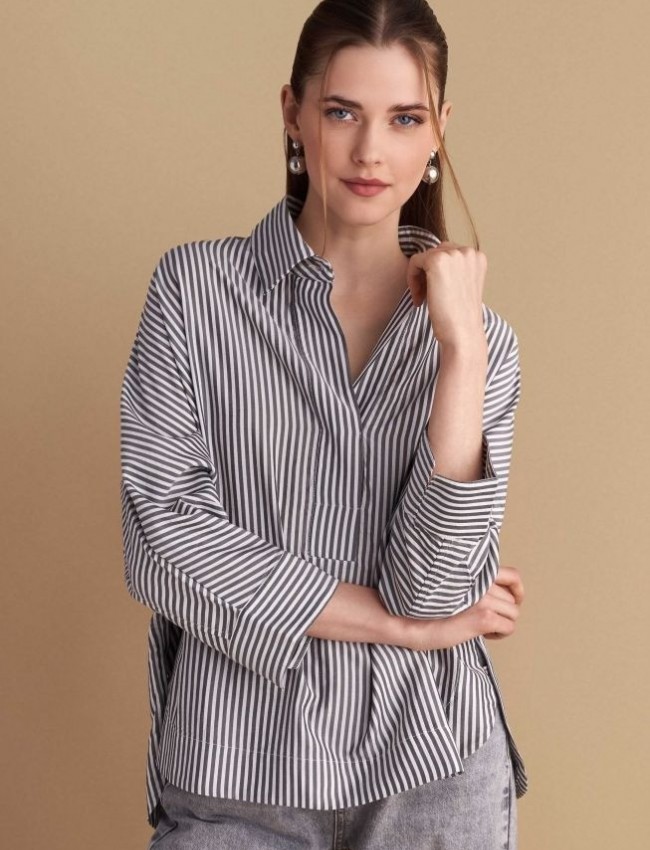 Ριγέ γκρι μακρυμάνικη μπλούζα, σε oversized γραμμή, με πέτο γιακά στην V-λαιμόκοψη, ρεγκλάν μανικοκόλληση, μικρή ασσυμετρία και στρογγυλεμένα πλαϊνά ανοίγματα Attrattivo 
