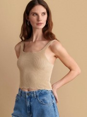 Χρυσή lurex πλεκτή αμάνικη μπλούζα-τοπ, με φαρδιές τιράντες και τετράγωνη ανοιχτή λαιμόκοψη Attrattivo 