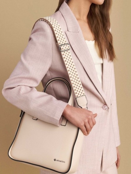 Μπεζ faux-leather τετράγωνη τσάντα με μικρά χερούλια, διαθέτει και ιδιαίτερο ιμάντα για τον ώμο Attrattivo 