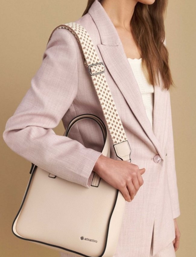 Μπεζ faux-leather τετράγωνη τσάντα με μικρά χερούλια, διαθέτει και ιδιαίτερο ιμάντα για τον ώμο Attrattivo 