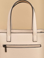 Μπεζ faux-leather τετράγωνη τσάντα με μικρά χερούλια, διαθέτει και ιδιαίτερο ιμάντα για τον ώμο Attrattivo 