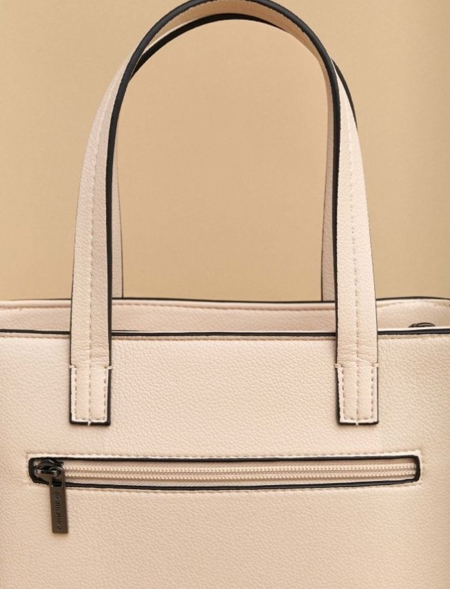 Μπεζ faux-leather τετράγωνη τσάντα με μικρά χερούλια, διαθέτει και ιδιαίτερο ιμάντα για τον ώμο Attrattivo 